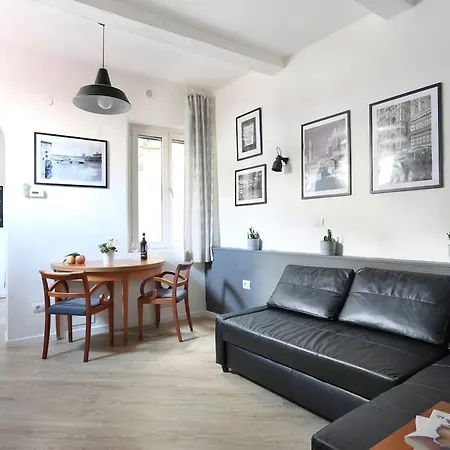 Apartment Market Living *